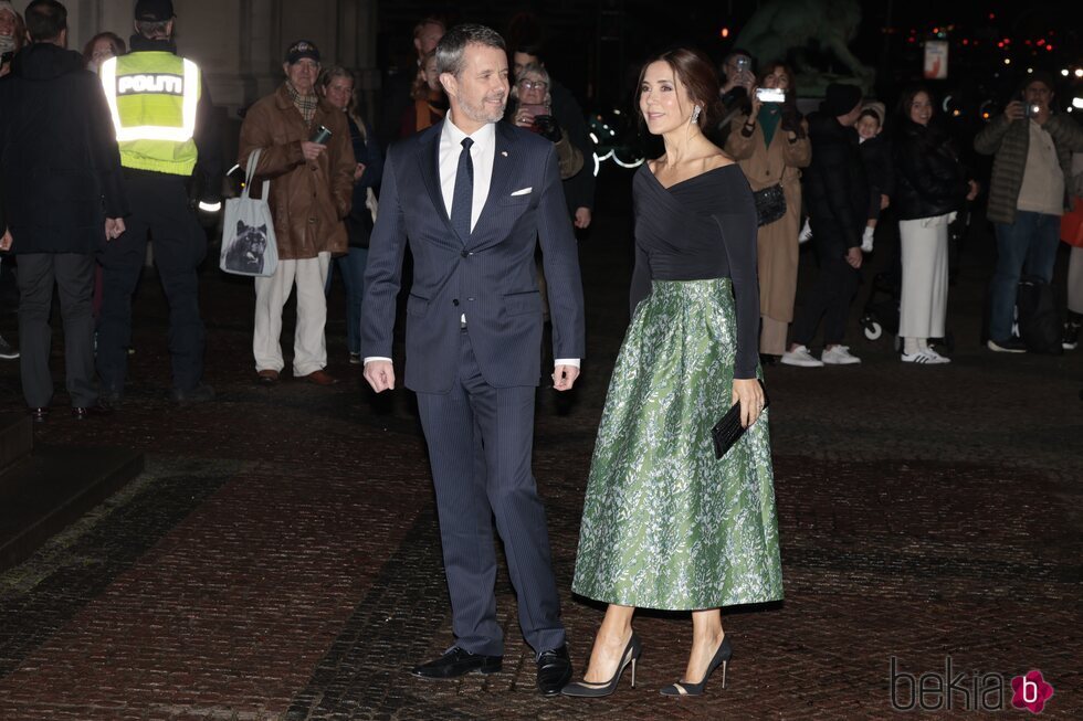 Federico de Dinamarca sonríe a Mary de Dinamarca en la Visita de Estado de los Reyes Felipe y Letizia a Dinamarca