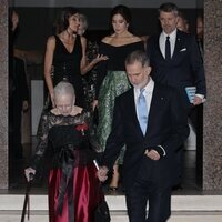 Margarita de Dinamarca y el Rey Felipe VI seguidos de la Reina Letizia y Federico y Mary de Dinamarca en la Gliptoteca de Copenhague