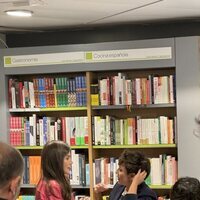 La Reina Letizia y Sonsoles Ónega hablando en la firma de libros del Premio Planeta 2023