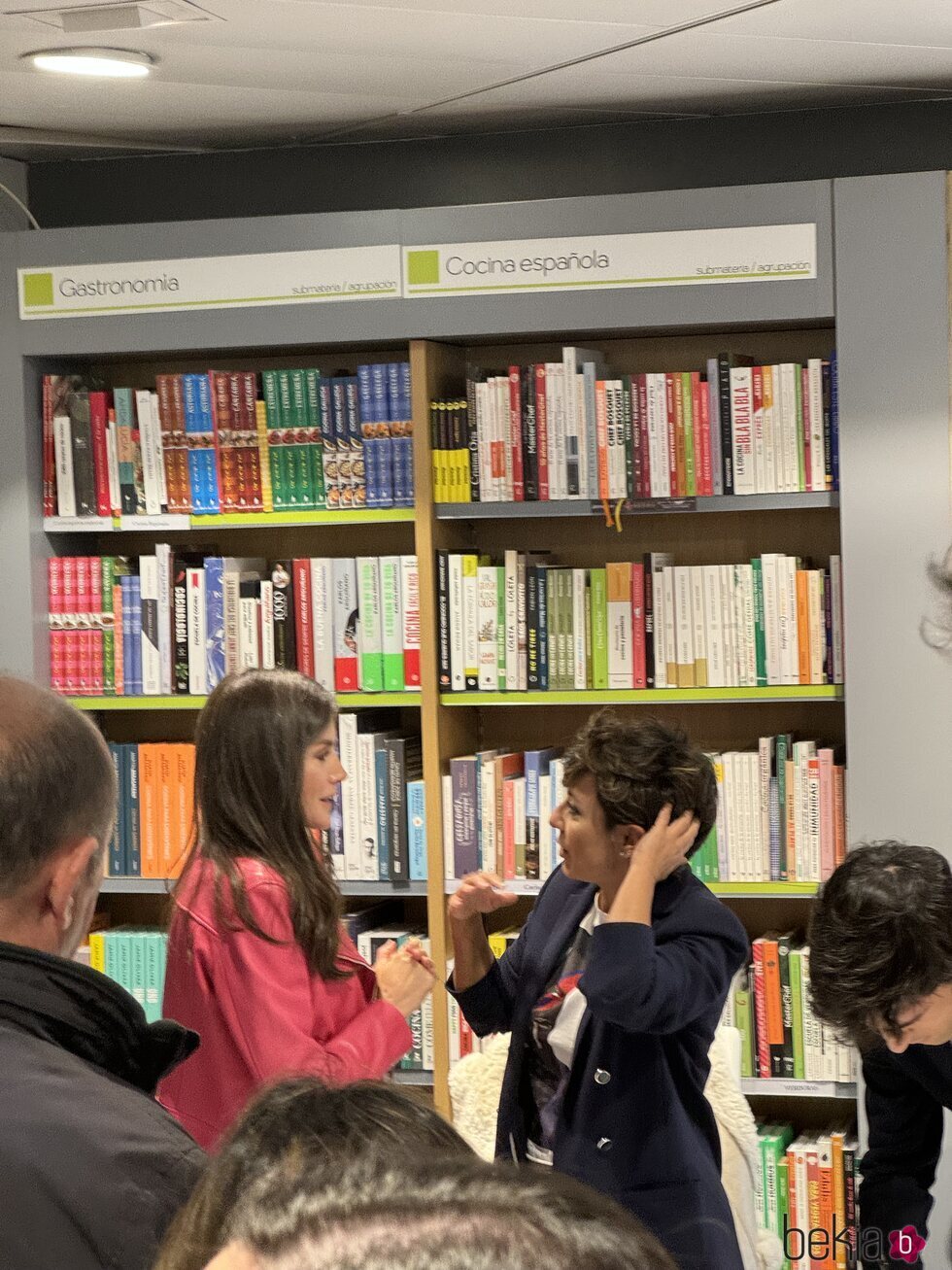 La Reina Letizia y Sonsoles Ónega hablando en la firma de libros del Premio Planeta 2023