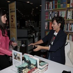 Sonsoles Ónega se emociona al ver a la Reina Letizia en la firma de libros de su novela