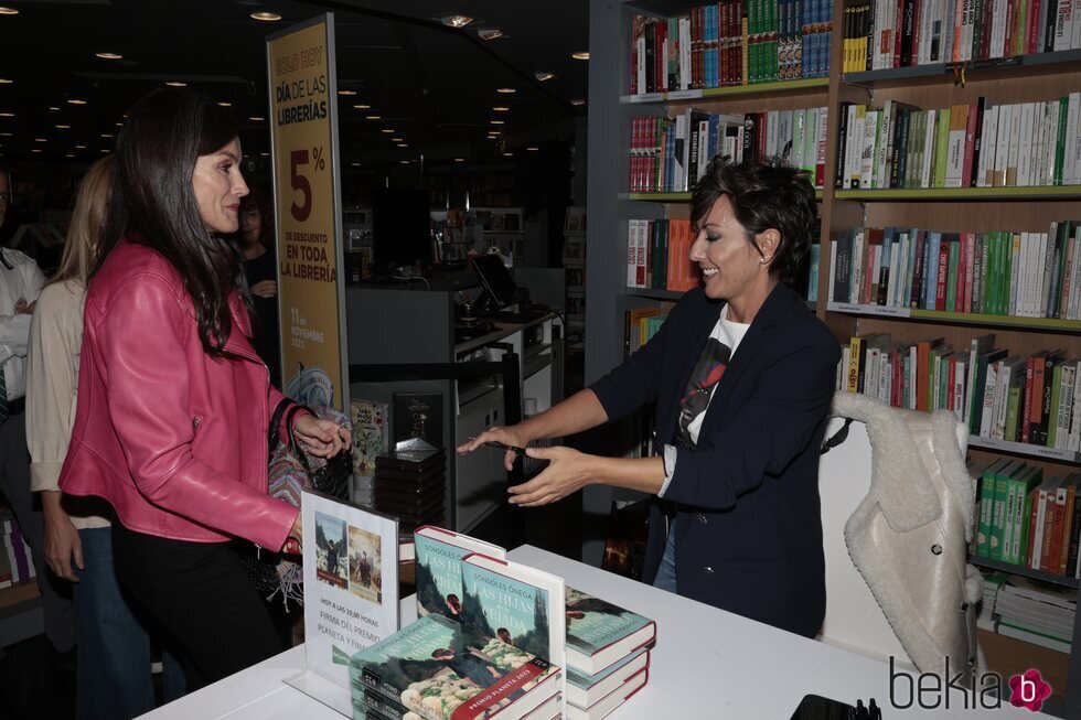 Sonsoles Ónega se emociona al ver a la Reina Letizia en la firma de libros de su novela