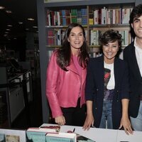 La Reina Letizia, Sonsoles Ónega y Alfonso Goizueta en la firma de las novelas ganadora y finalista del Premio Planeta 2023