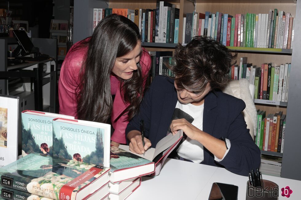 Sonsoles Ónega firmando su novela 'Las hijas de la criada' a la Reina Letizia