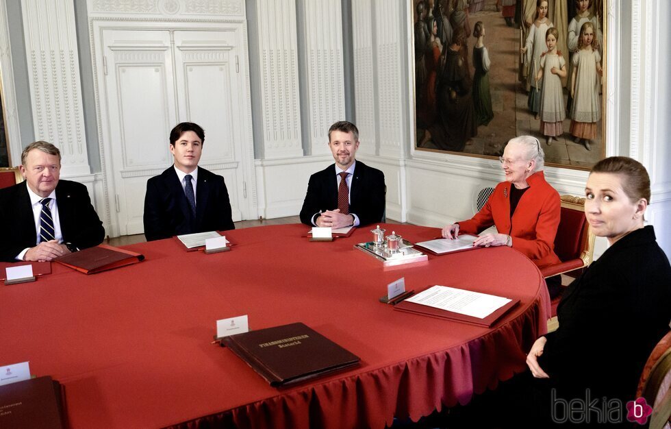 Christian de Dinamarca en su primer Consejo de Estado tras su mayoría de edad junto a Margarita de Dinamarca y Federico de Dinamarca