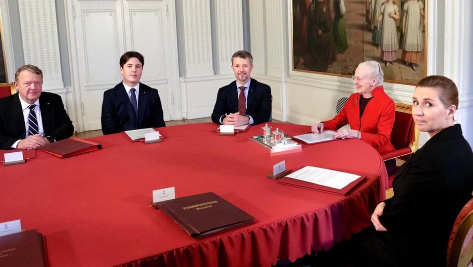 Christian de Dinamarca en su primer Consejo de Estado tras su mayoría de edad junto a Margarita de Dinamarca y Federico de Dinamarca