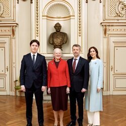 Christian de Dinamarca con Margarita de Dinamarca y Federico y Mary de Dinamarca en el Consejo de Estado por su mayoría de edad