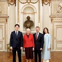 Christian de Dinamarca con Margarita de Dinamarca y Federico y Mary de Dinamarca en el Consejo de Estado por su mayoría de edad