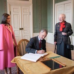 El Rey Felipe VI firmando en una ventana de Fredensborg en presencia de la Reina Letizia y Margarita de Dinamarca