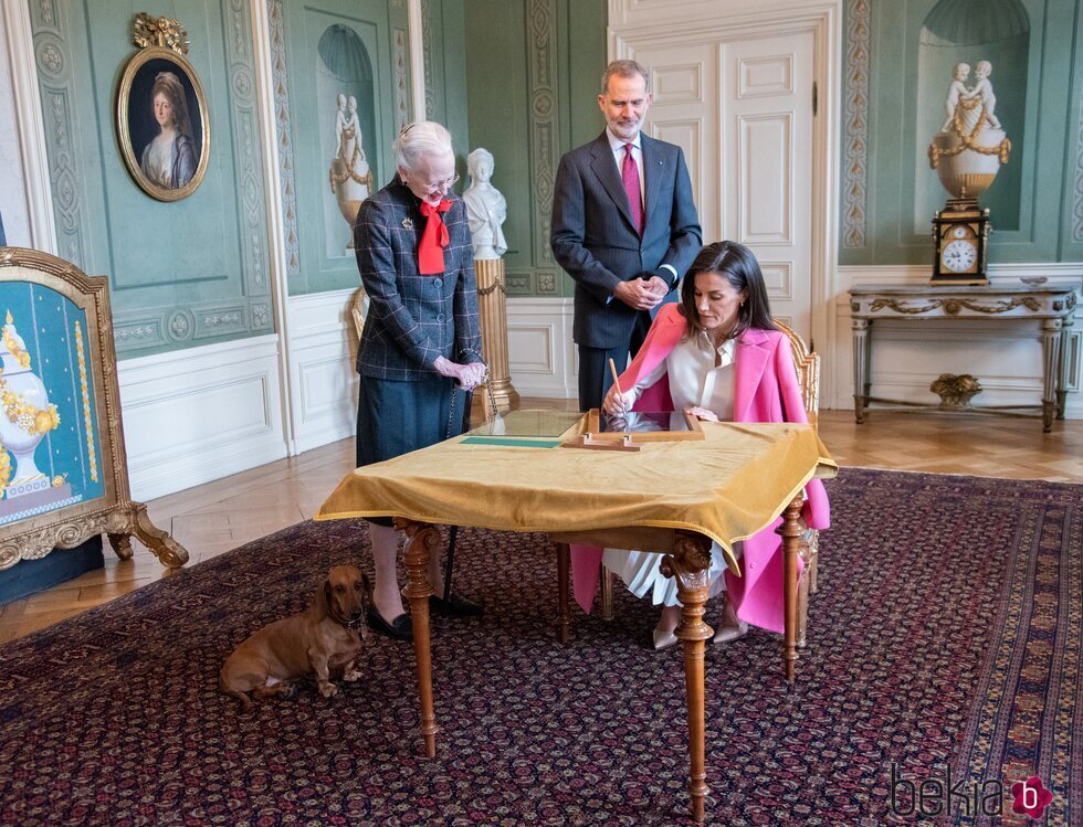 La Reina Letizia firmando en una ventana de Fredensborg en presencia del Rey Felipe VI y Margarita de Dinamarca