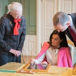 Los Reyes Felipe y Letizia firman una ventana del Palacio de Fredensborg en presencia de Margarita de Dinamarca