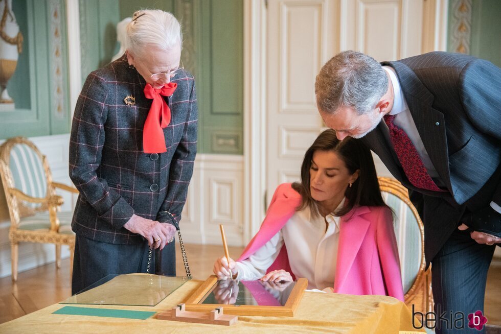 Los Reyes Felipe y Letizia firman una ventana del Palacio de Fredensborg en presencia de Margarita de Dinamarca