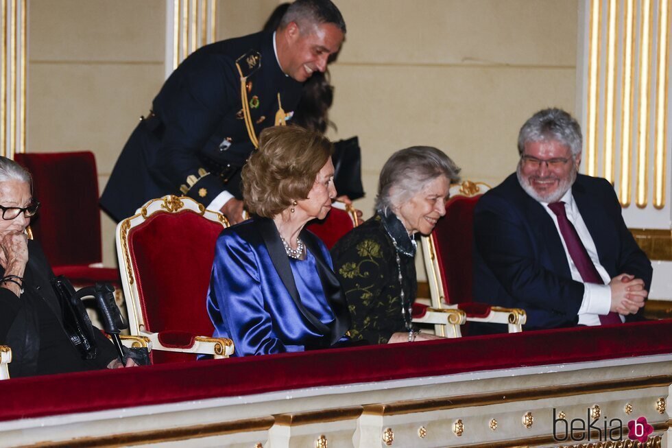 Irene de Grecia, muy sonriente junto a la Reina Sofía en el Premio BMW de Pintura y concierto a beneficio de Mundo en Armonía