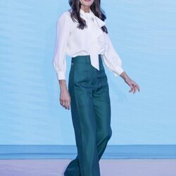 La Reina Letizia con una blusa blanca de Carolina Herrera y pantalones verdes de Hugo Boss