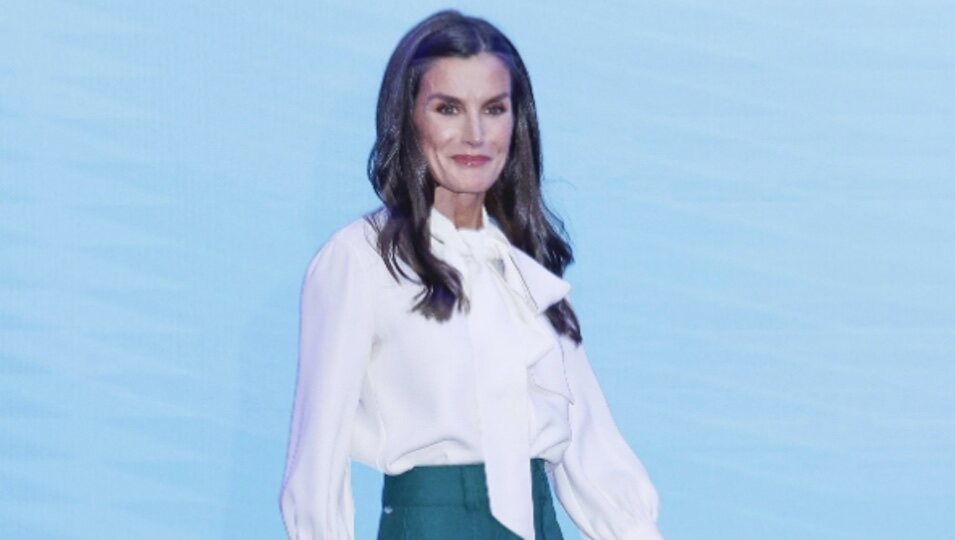 La Reina Letizia con una blusa blanca de Carolina Herrera y pantalones verdes de Hugo Boss