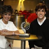 Sonsoles Ónega y Alfonso Goizueta posan como ganadora y finalista del Premio Planeta 2023