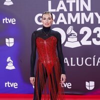 Nieves Álvarez en la alfombra roja de los Grammy Latinos 2023