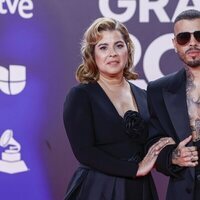 Rauw Alejandro y su madre en la alfombra roja de los Grammy Latinos 2023