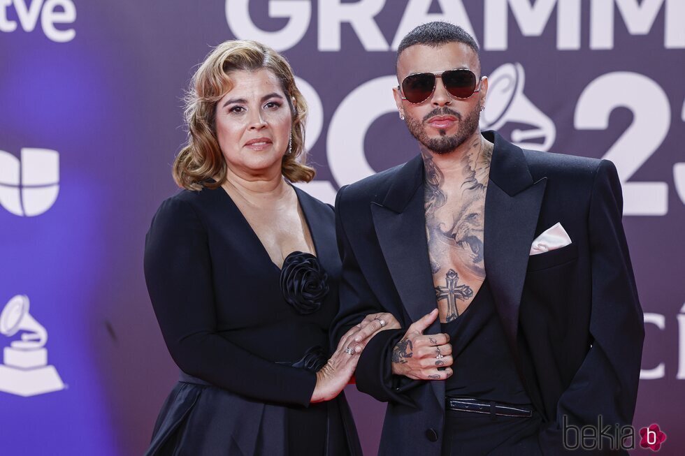 Rauw Alejandro y su madre en la alfombra roja de los Grammy Latinos 2023