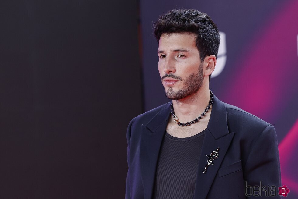 Sebastián Yatra en la alfombra roja de los Grammy Latinos 2023