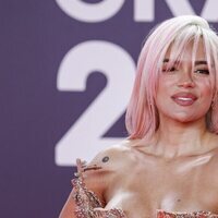 Karol G en la alfombra roja de los Grammy Latinos 2023