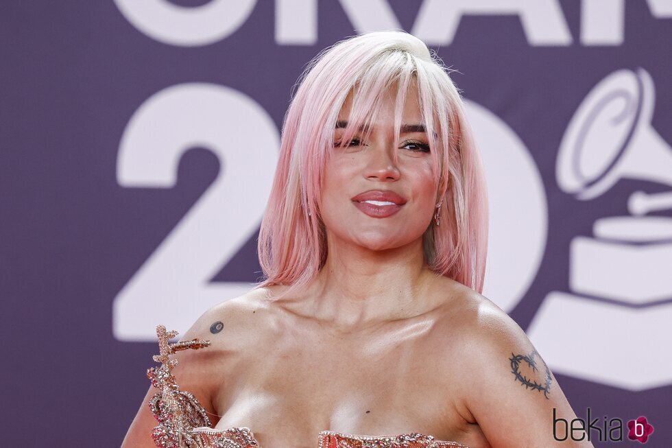 Karol G en la alfombra roja de los Grammy Latinos 2023