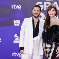 Manuel Carrasco y Almudena Navalón en la alfombra roja de los Grammy Latinos 2023