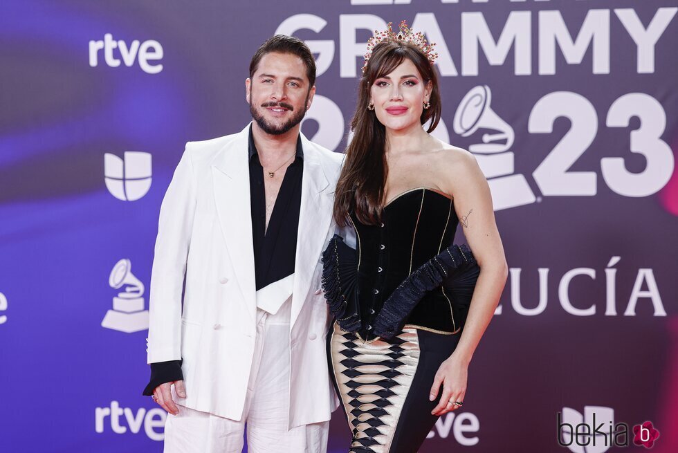 Manuel Carrasco y Almudena Navalón en la alfombra roja de los Grammy Latinos 2023