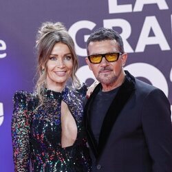 Antonio Banderas y Nicole Kimpel en la alfombra roja de los Grammy Latinos 2023