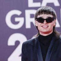 Peso Pluma en la alfombra roja de los Grammy Latinos 2023 