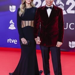 Carlos Baute y Astrid Klisans en la alfombra roja de los Grammy Latinos 2023 