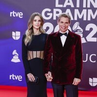 Carlos Baute y Astrid Klisans en la alfombra roja de los Grammy Latinos 2023 