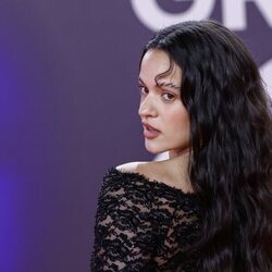 Rosalía en la alfombra roja de los Grammy Latinos 2023