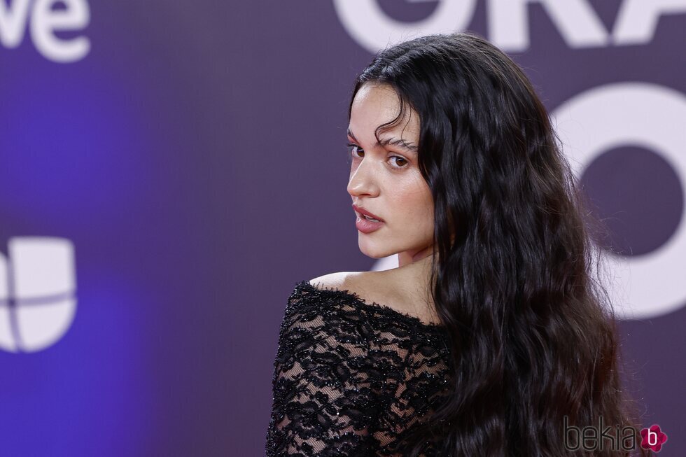 Rosalía en la alfombra roja de los Grammy Latinos 2023