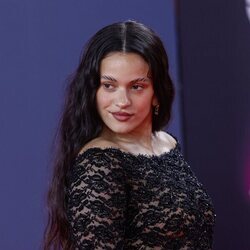 Rosalía, con una sonrisa en la alfombra roja de los Grammy Latinos 2023