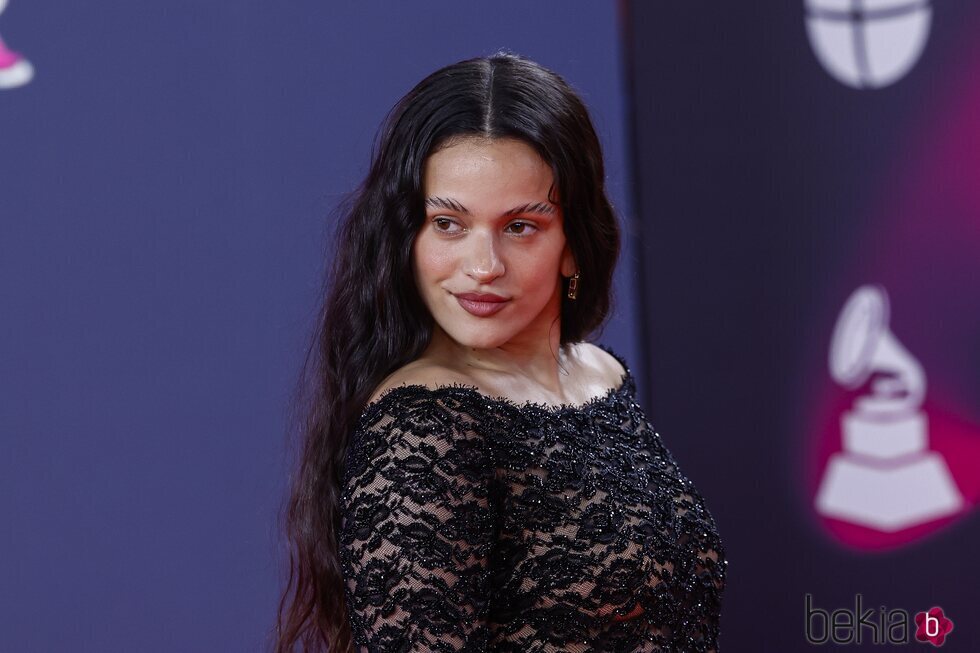 Rosalía, con una sonrisa en la alfombra roja de los Grammy Latinos 2023