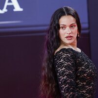 Rosalía posando en la alfombra roja de los Grammy Latinos 2023