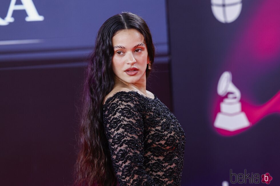 Rosalía posando en la alfombra roja de los Grammy Latinos 2023