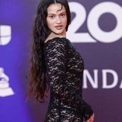 Rosalía posa en la alfombra roja de los Grammy Latinos 2023