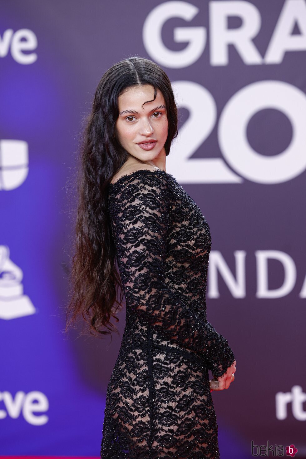 Rosalía posa en la alfombra roja de los Grammy Latinos 2023