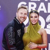 David Guetta junto a Jessica Ledon presumiendo de su próxima paternidad en la alfombra roja de los Grammy Latinos 2023