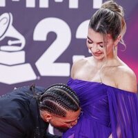 Maluma besando la barriguita de embarazada de su novia en la alfombra roja de los Grammy Latinos 2023