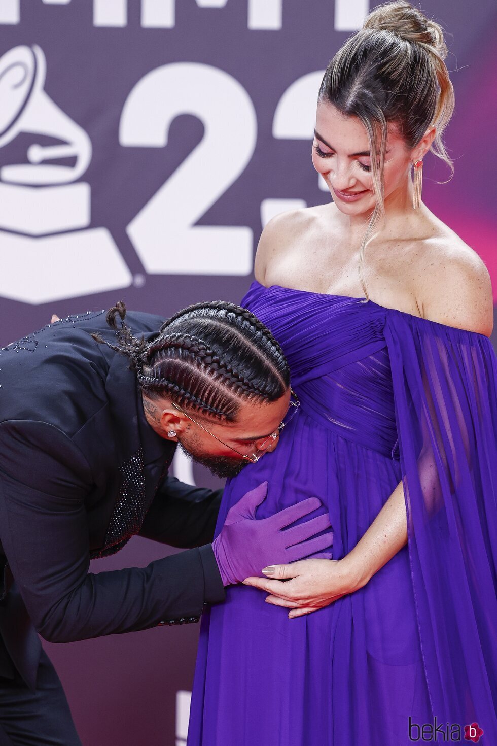 Maluma besando la barriguita de embarazada de su novia en la alfombra roja de los Grammy Latinos 2023