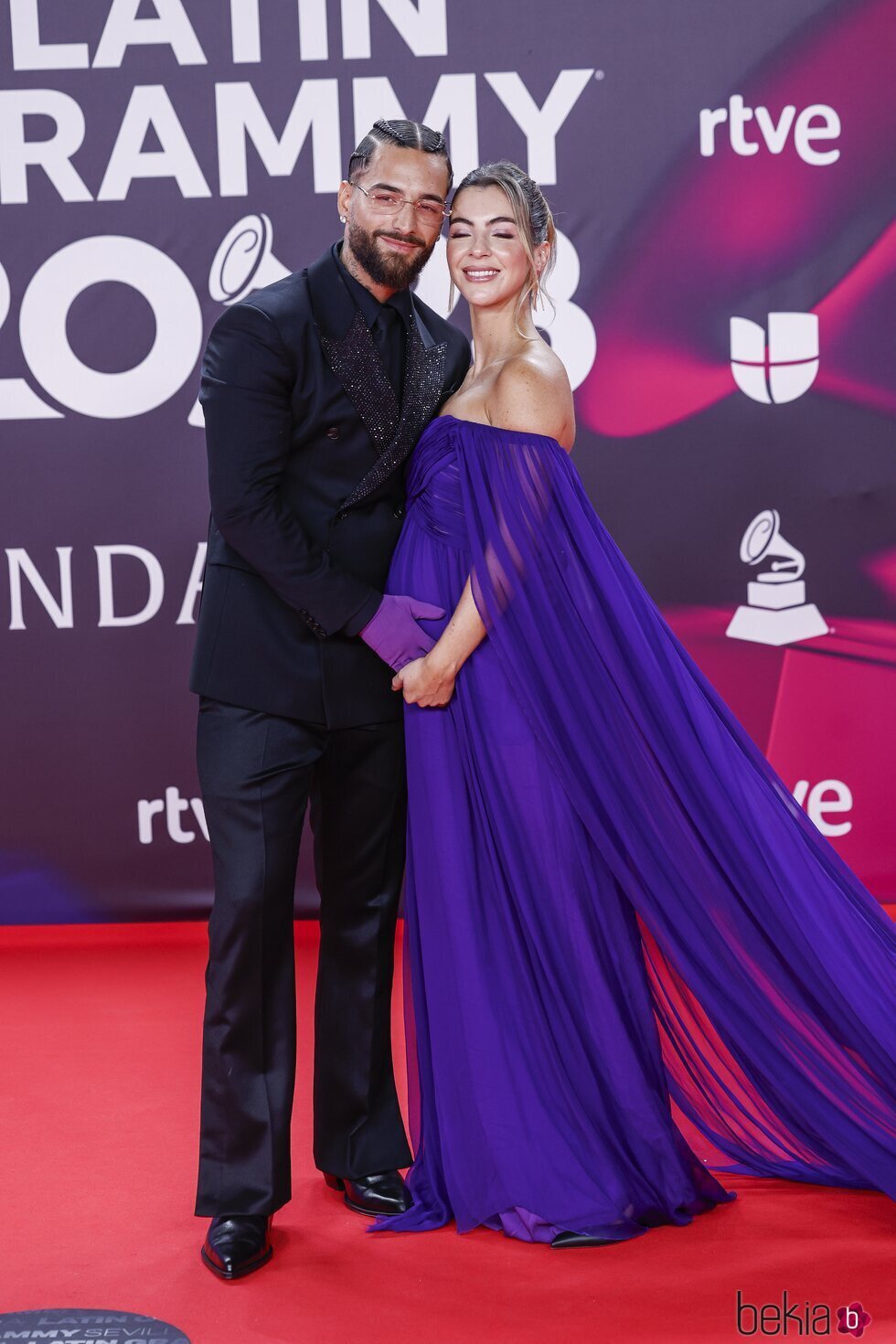 Maluma y Susana Gómez, felices en la alfombra roja de los Grammy Latinos 2023