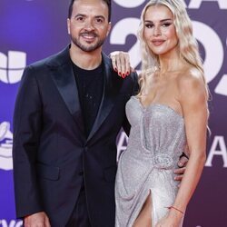 Luis Fonsi y Águeda López en la alfombra roja de los Grammy Latinos 2023