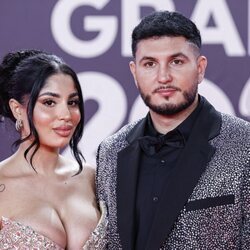 Omar Montes y su novia Lola Romero en la alfombra roja de los Grammy Latinos 2023