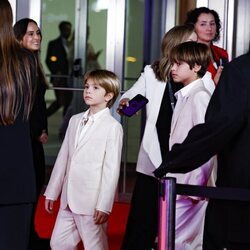 Milan y Sasha Piqué, los hijos de Shakira, en los Grammy Latinos 2023