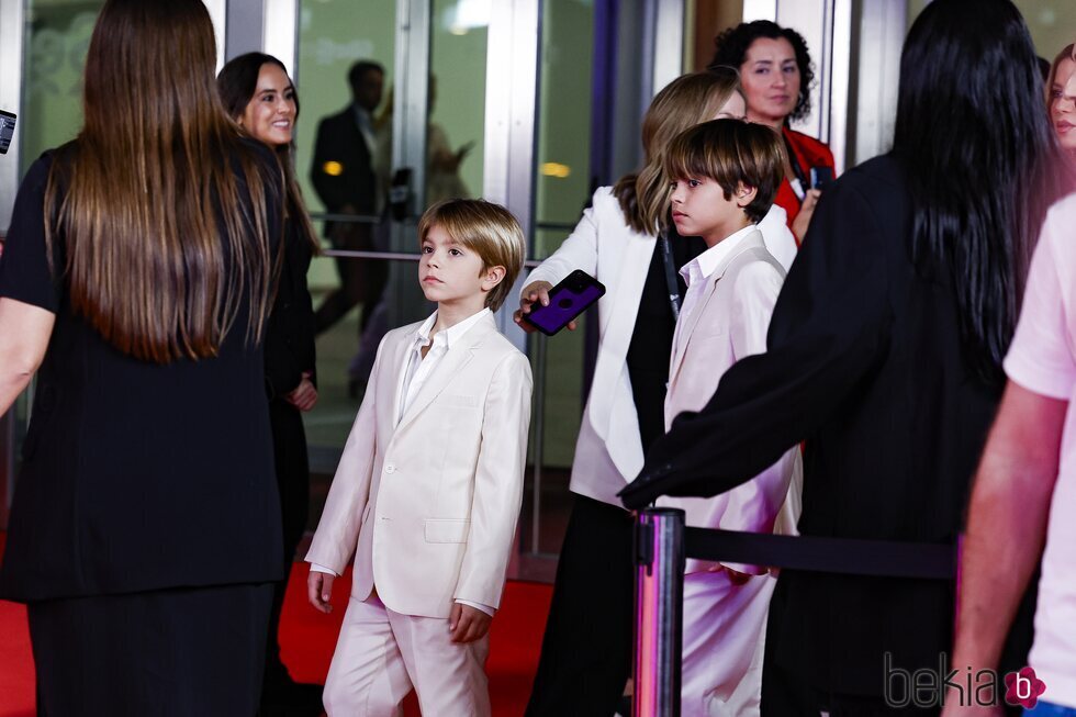 Milan y Sasha Piqué, los hijos de Shakira, en los Grammy Latinos 2023