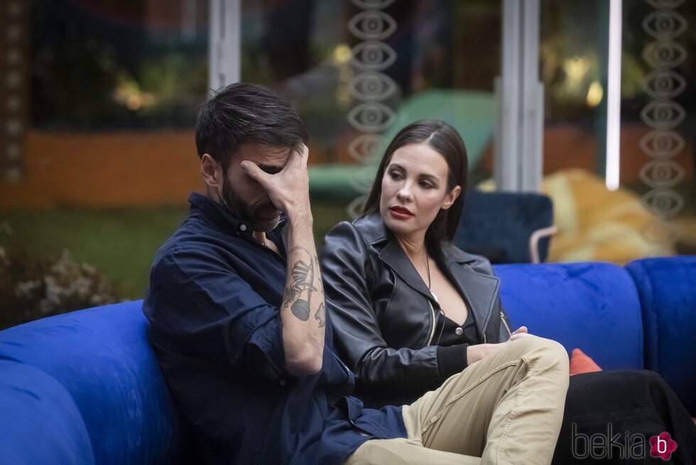 Jessica Bueno consuela a Zeus Montiel en la gala 10 de 'GH VIP 8'