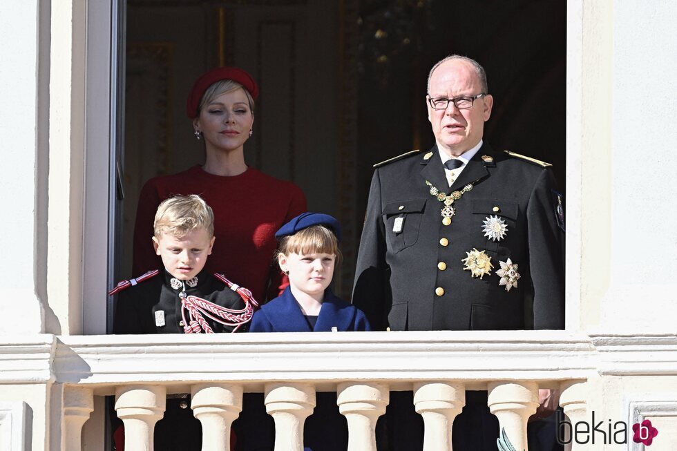 Alberto, Charlene, Jacques y Gabriella de Mónaco en el balcón de palacio en el Día Nacional de Mónaco 2023